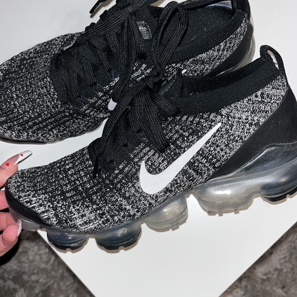 Nike Vapormaxes - Picture 5 of 7